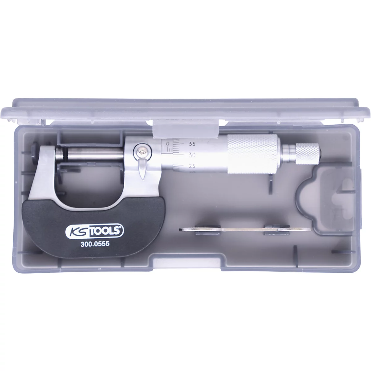 Ein grauer Mikrometerschraube in einer grauen Plastikbox. Auf der schwarzen Halterung steht "KS TOOLS 300.0555".